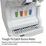 Weiße KuKoo Slush Eismaschine mit einer Abtropfschale, die überschüssiges Wasser auffängt, ideal für einfache Reinigung und Wartung