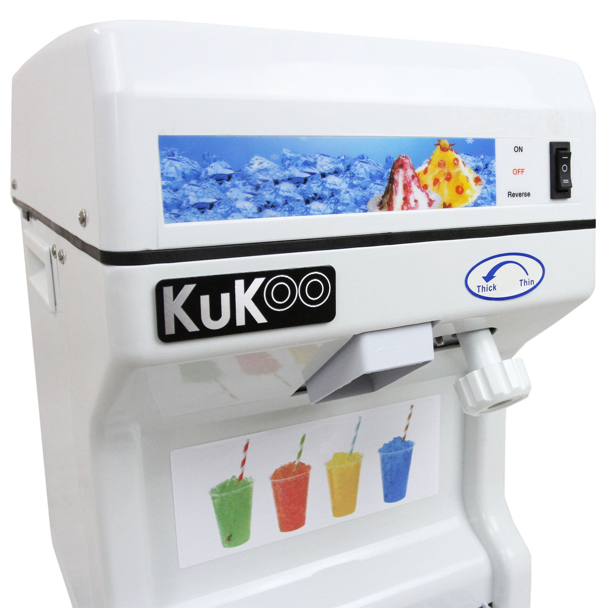 KuKoo Slush Eismaschine in Weiß mit Bedienfeld, zeigt bunte Slush-Getränke in Gläsern und Eiswürfel im Hintergrund