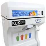 KuKoo Slush Eismaschine in Weiß mit Bedienfeld, zeigt bunte Slush-Getränke in Gläsern und Eiswürfel im Hintergrund