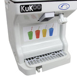 KuKoo Slush Eismaschine in Weiß mit Bedienfeld, darunter eine Abtropfschale und ein farbenfrohes Bild von Slush-Getränken in verschiedenen Farben