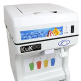 Weiße KuKoo Slush Eismaschine mit buntem Bedienfeld, einem großen Eisbehälter und einem Auslauf für gefrorene Getränke in verschiedenen Farben
