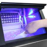 Eismaschine mit blauer LED-Beleuchtung, die Eiswürfel aus transparentem Wasser produziert, während eine Hand mit einer Schaufel Eis entnimmt