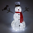 Beleuchteter Schneemann mit rotem Schal, grauem Hut und glitzernden, weißen Körperteilen, der fröhlich mit einem Vogel auf einem Arm posiert