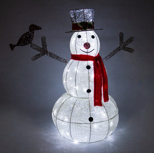 Beleuchteter Schneemann mit rotem Schal, grauem Hut und glitzernden, weißen Körperteilen, der fröhlich mit einem Vogel auf einem Arm posiert