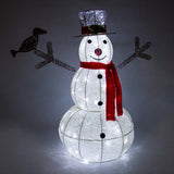 Beleuchteter Schneemann mit rotem Schal, schwarzem Hut und fröhlichem Gesicht, umgeben von glitzerndem Licht und einem kleinen Vogel auf dem Arm