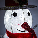 Beleuchteter Schneemann mit glitzerndem Hut, roter Nase, leuchtenden Augen und einem warmen roten Schal, ideal für festliche Dekoration