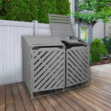 Mülltonnenverkleidung für zwei 240L Tonnen aus grau gewaschenem Holz, mit schrägen Lamellen und klappbarem Deckel, ideal für Garten und Außenbereich