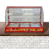 Transparente Vitrine mit rotem Rahmen, drei Edelstahlbehältern und verstellbaren Regalen, ideal für die Präsentation von Speisen und Snacks
