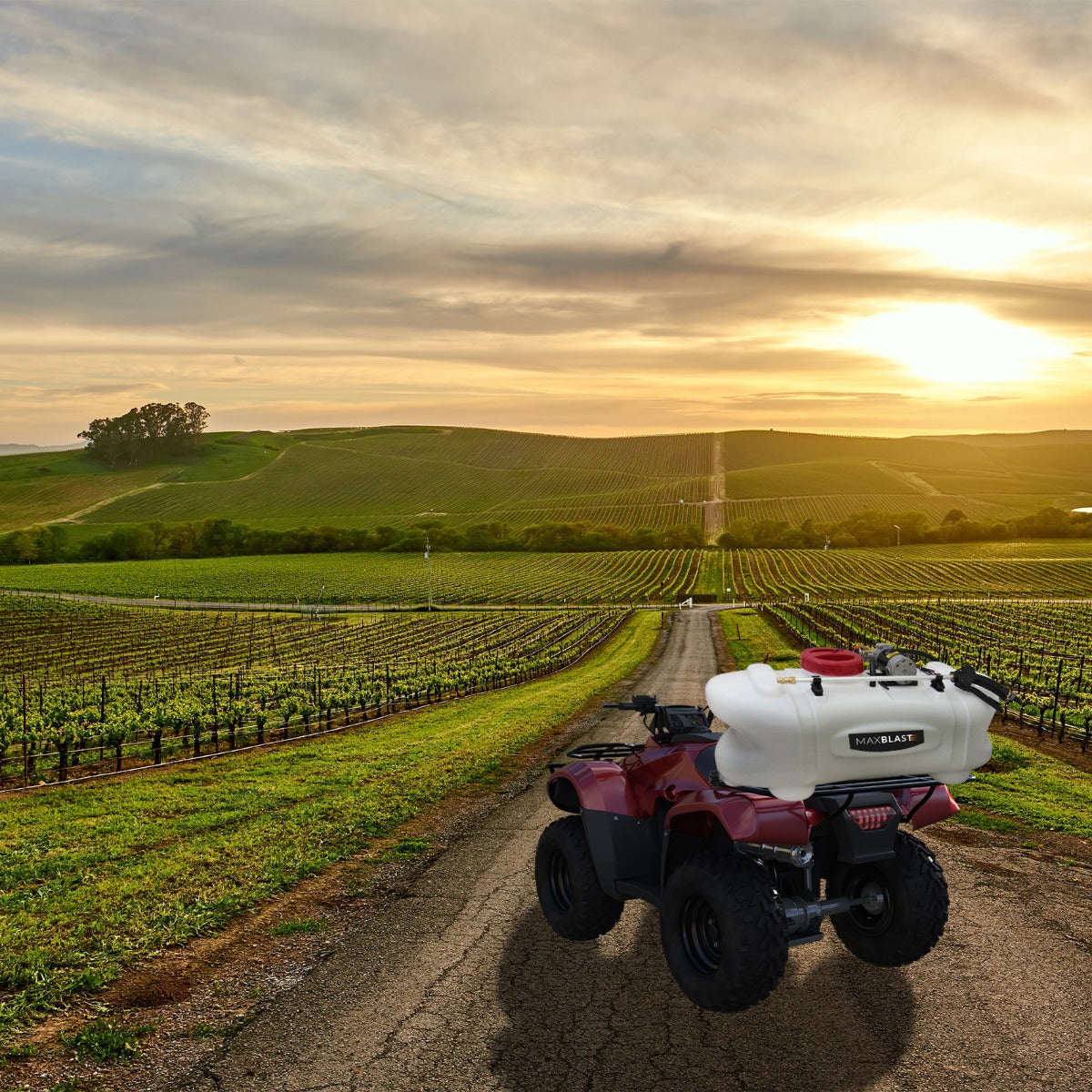 Roter ATV mit 60L Sprühgerät auf einer ländlichen Straße, umgeben von Weinbergen und sanften Hügeln, bei Sonnenuntergang