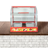 Transparente Speisevitrine mit rotem Rahmen, zwei Edelstahlbehältern und verstellbaren Regalen, ideal für die Präsentation von Lebensmitteln auf einem Holztisch
