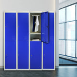 Zwei Türen blauer Schließfachschrank mit einem offenen Fach, das Kleidung und persönliche Gegenstände zeigt, modernes Design und glatte Oberflächen