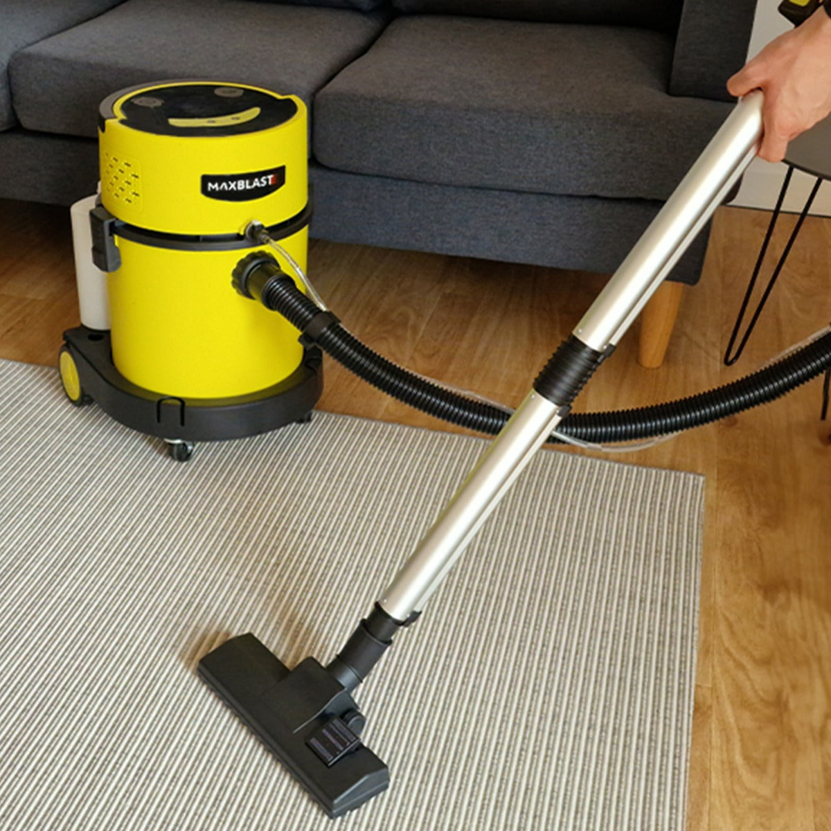 MAXBLAST 3 in 1 Nass- und Trockensauger in leuchtendem Gelb mit silbernem Saugrohr, auf einem hellen Teppich, ideal für vielseitige Reinigungseinsätze