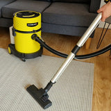 MAXBLAST 3 in 1 Nass- und Trockensauger in leuchtendem Gelb mit silbernem Saugrohr, auf einem hellen Teppich, ideal für vielseitige Reinigungseinsätze