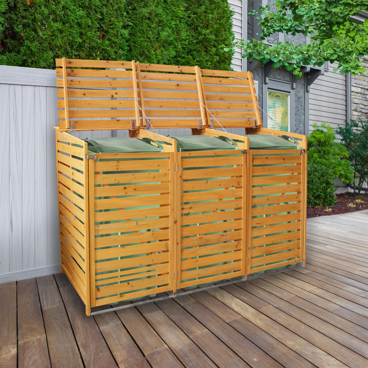 Mülltonnenverkleidung aus hellem Holz mit drei separaten Fächern, schrägen Deckeln und vertikalen Lamellen, ideal für die Aufbewahrung von Mülltonnen