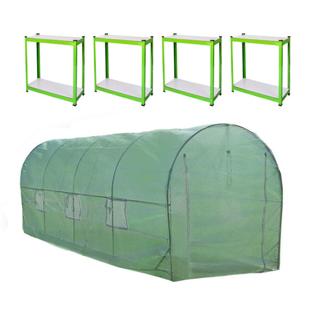 Polytunnel in grün mit transparentem Folienüberzug, ergänzt durch vier grüne Regale mit weißen Ablageflächen, ideal für Gartenpflanzen und Anbau