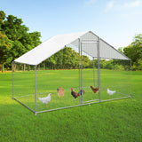 Hühnerfreilauf aus verzinktem Stahl, 4m x 2m x 2m, mit Netz und schrägem Dach, umgeben von grünem Gras und Bäumen, ideal für die Haltung von Hühnern