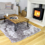 Schwarze Hairpin Tischbeine mit zwei Streben, 40,5 cm hoch, elegant und modern, ideal für Holztische, vor einem gemütlichen Kamin und grauem Teppich