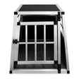 Kleine Hundetransportbox aus robustem Aluminium mit schwarzem Dach, Gittertür und rutschfester Bodenfläche, ideal für sichere Autofahrten