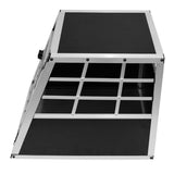 Kleine Hundetransportbox aus robustem Aluminium mit schwarzer Oberfläche, schräger Form und stabilen Gitterelementen für optimale Sicherheit im Auto