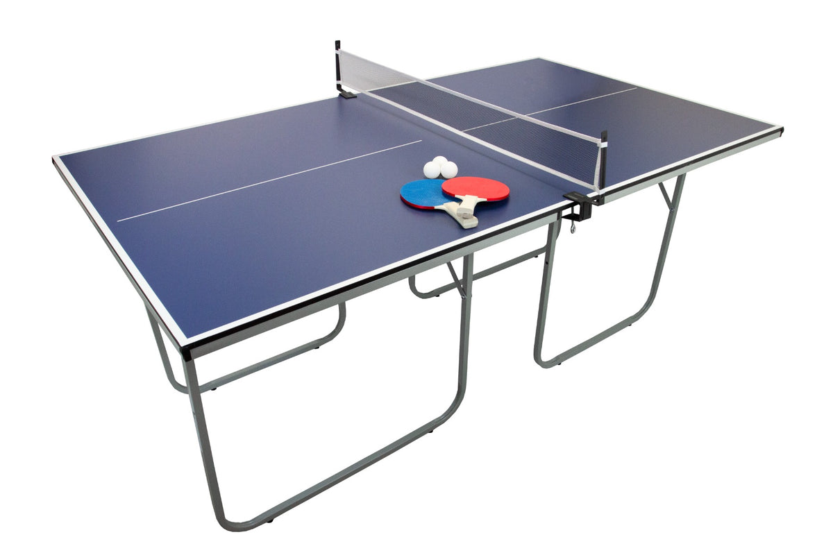 Klappbare Tischtennisplatte in Blau mit weißen Linien, stabilen Metallbeinen und Zubehör wie Schlägern und Bällen, ideal für drinnen und draußen