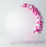 Hochzeitsballonbogen in Weiß mit glänzenden rosa und weißen Ballons, rundes Design, ideal für festliche Anlässe und Fotohintergründe
